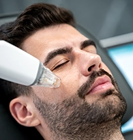 eternal clinic klient ležící při zákroku